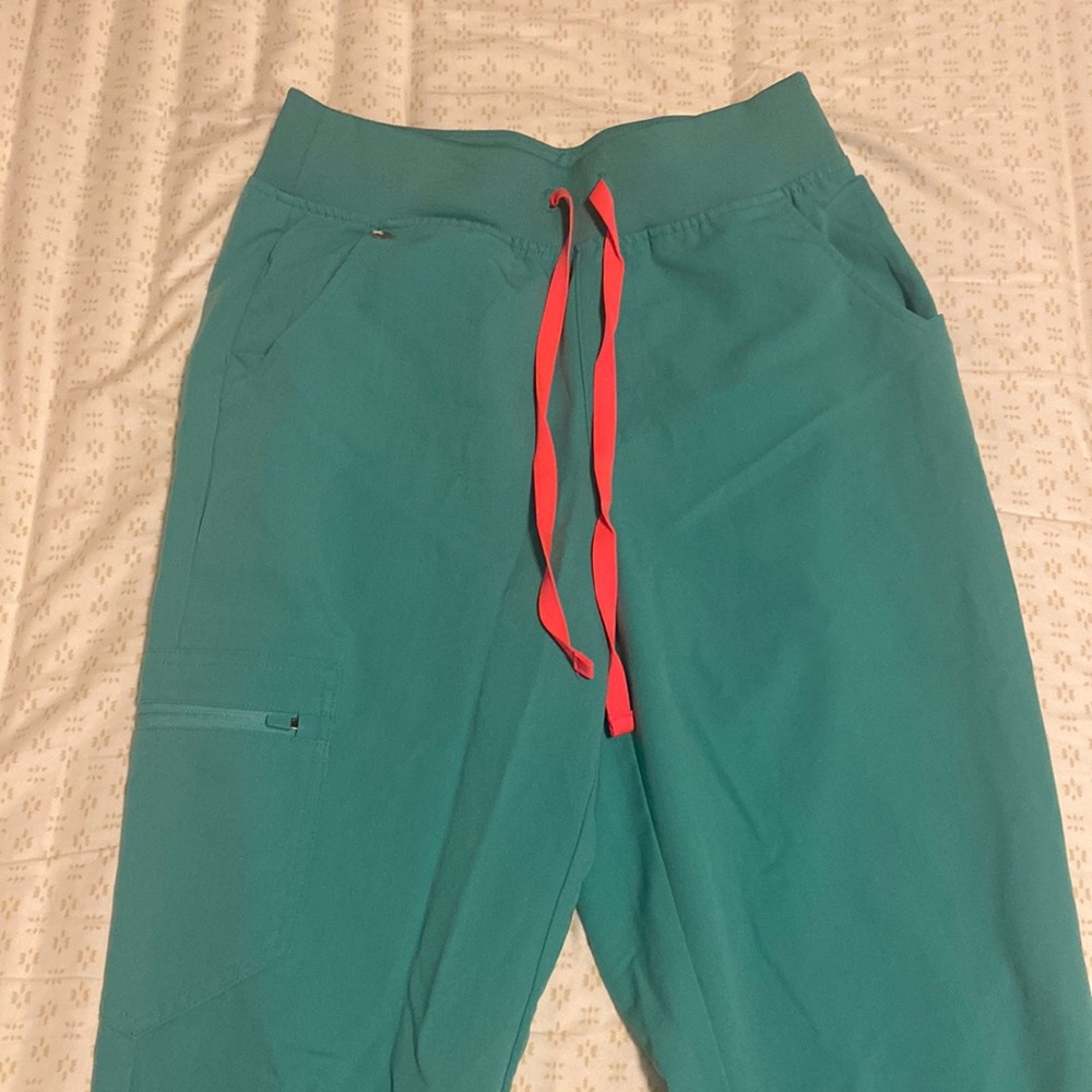 Surgical green high-waisted Zamora jogger scrub pants
